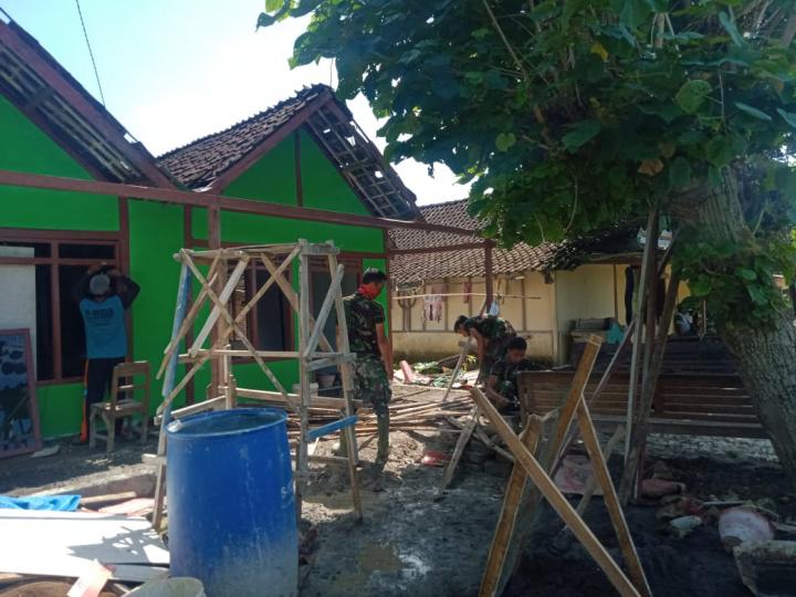 Ringankan Beban Warga, Satgas TMMD Bojonegoro Bersama Masyarakat Bantu Tarji Perbaiki Rumah